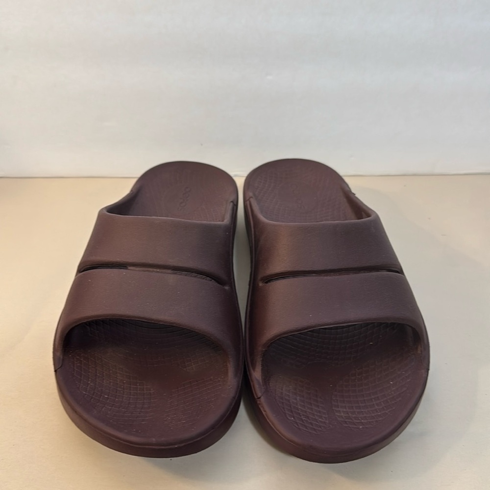 Oofos Men’s Size 7 women’s size 9 EU size 40 Slides in excellent condition!